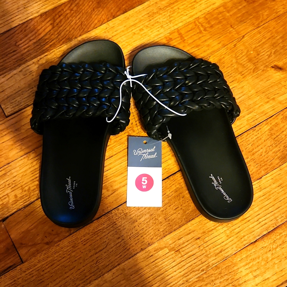 Universal Threads Flip Flops